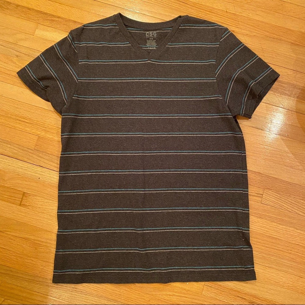 Men’s v neck tee M
